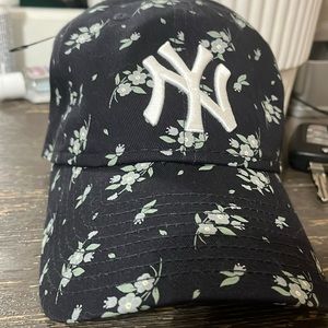 Woman’s NewEra New York Yankees Navy and floral adjustable Hat - 9Twenty OSFM